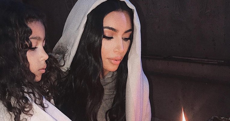 Kim Kardashian razbjesnila obožavatelje haljinom koju je obukla na krštenju